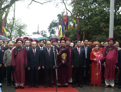 L’offrande d’encens en l’honneur des rois Hùng  - ảnh 1